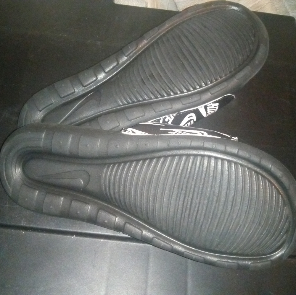 EUC Women's Nike slide - Picture 2 of 2